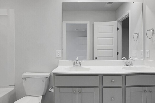 Building Photo - 5 Bedroom, 3.5 Bath, Beautiful Summerville Home, Master on Main