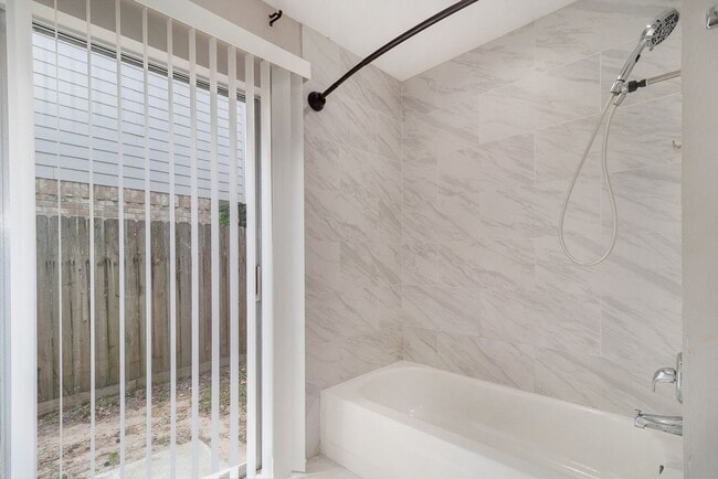 Building Photo - Spacious 4 bedroom 2 1/2 baths, 2 story for lease in the Elm Grove Village Subdivision - Kingwood