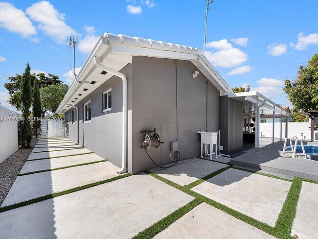Building Photo - 6951 Miami Lakeway S
