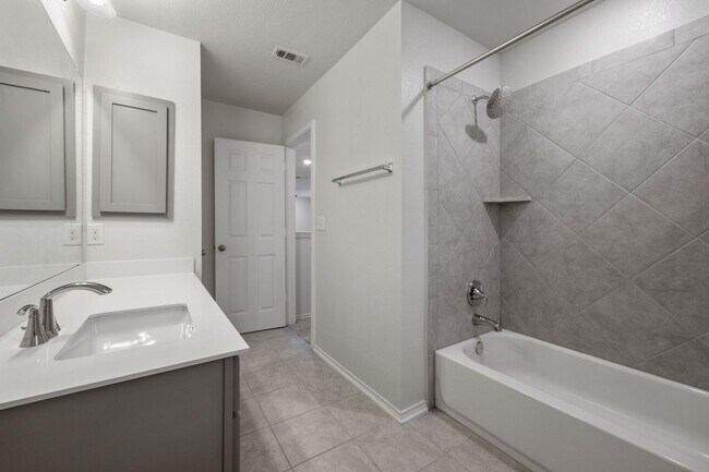 Building Photo - Beautiful 3BR Home with Open Floor Plan, Covered Patio & Private Fenced Yard in South Austin
