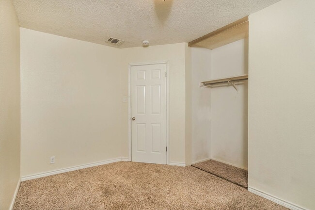 Building Photo - 10059 Birch Field Dr