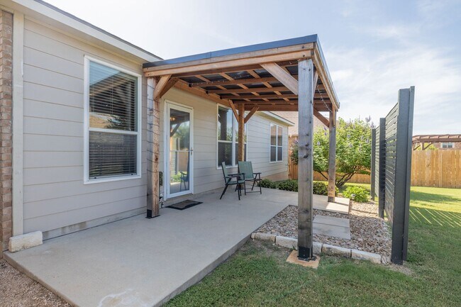 Building Photo - Community Pool, Splash pad and Pavillion! ...