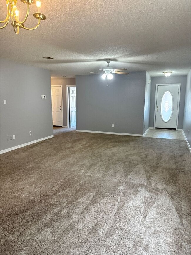 Building Photo - 3/2 Cottage in Maple Oaks Subdivision with garage