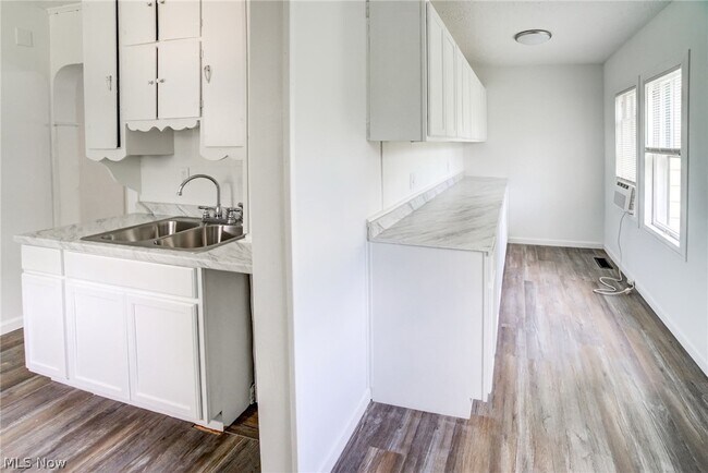Building Photo - 4312 Kenmore Ave