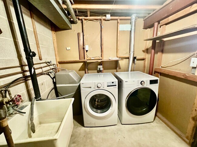 Building Photo - Elegant Townhome Living in a Prime Eagan Location!!