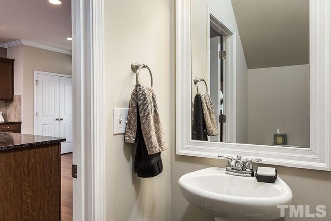 Building Photo - Charming 3BD, 2.5BA Raleigh Townhouse with...