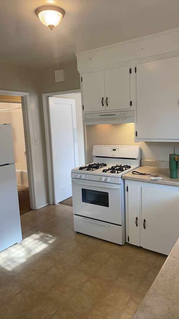 Building Photo - Cozy and Spacious 2-Bedroom House!