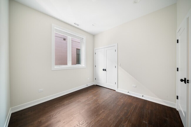 Building Photo - 406 E 50th Pl