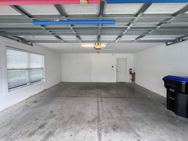 Building Photo - Beautiful Townhouse at Windermere availabl...