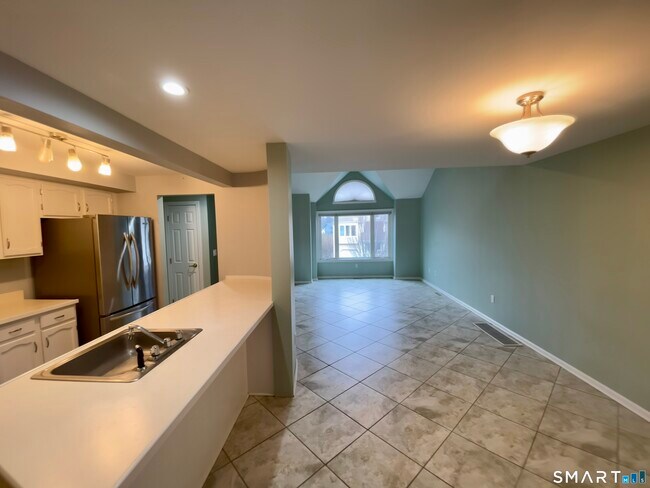 Building Photo - 65 Sandpiper Crescent