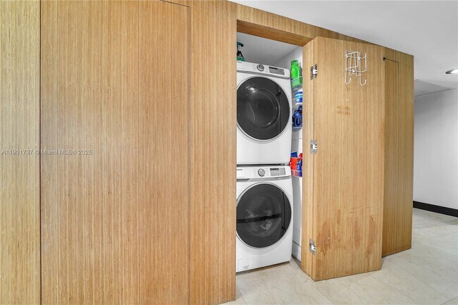 Building Photo - 465 Brickell Ave