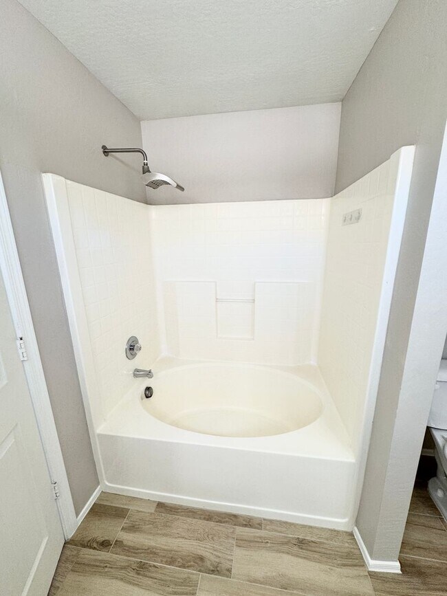 Building Photo - Remodeled 5 Bedroom/3 Bath Home. Upgraded Flooring & Kitchen!