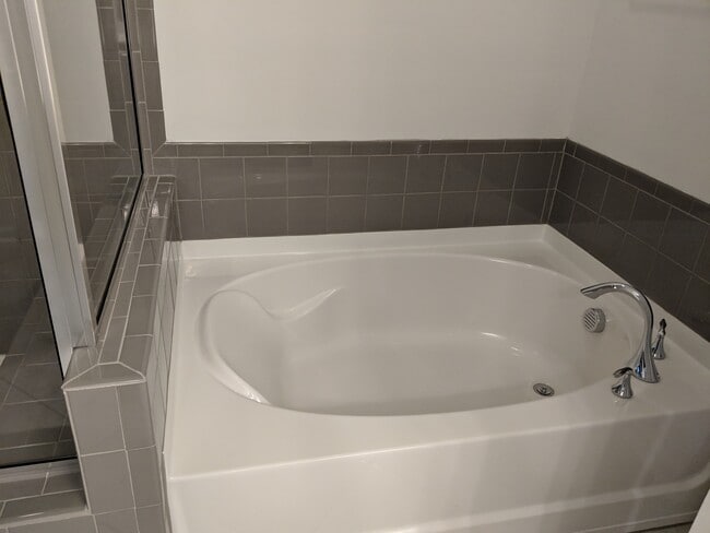 master bath - 1385 Southpoint Trail