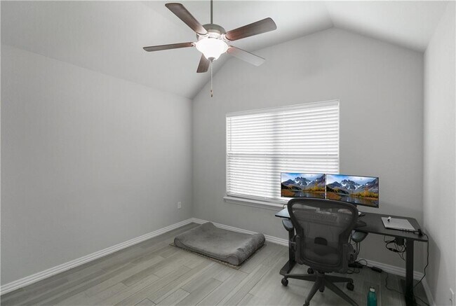 Building Photo - 1041 Lakeview Dr