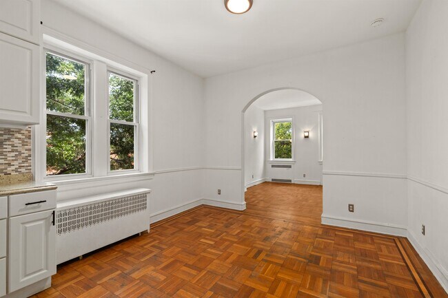 Building Photo - 307 York St