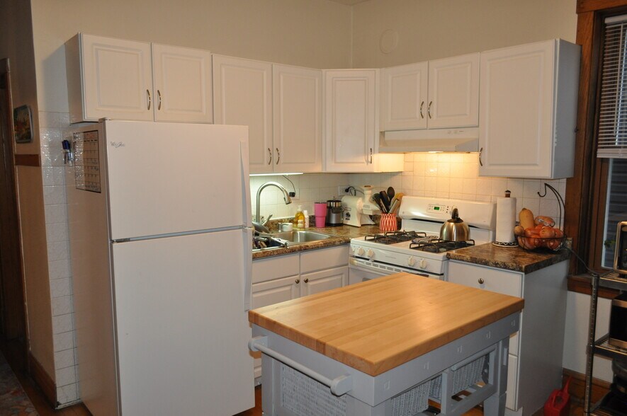Building Photo - 5105 W Cornelia Ave