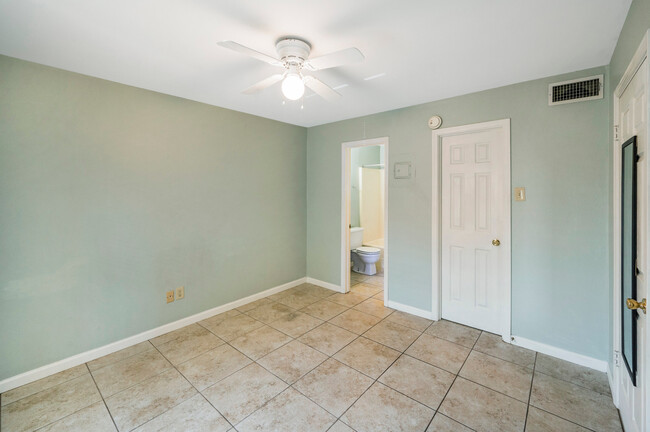 Building Photo - Daughtery Place 1 bedroom Downstairs Condo...