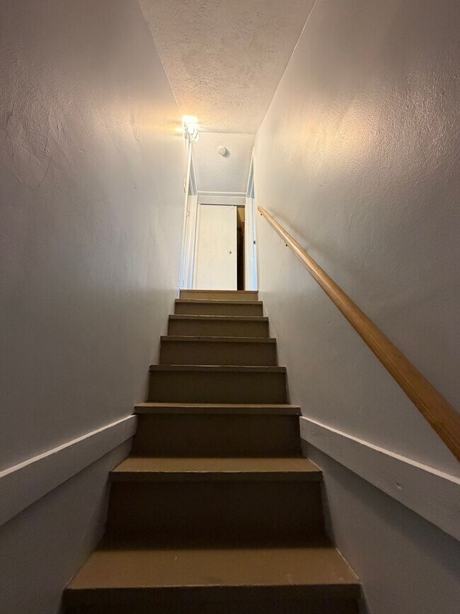 Building Photo - Secluded & Charming 3BR/1BA in Lansing — Section 8 Approved