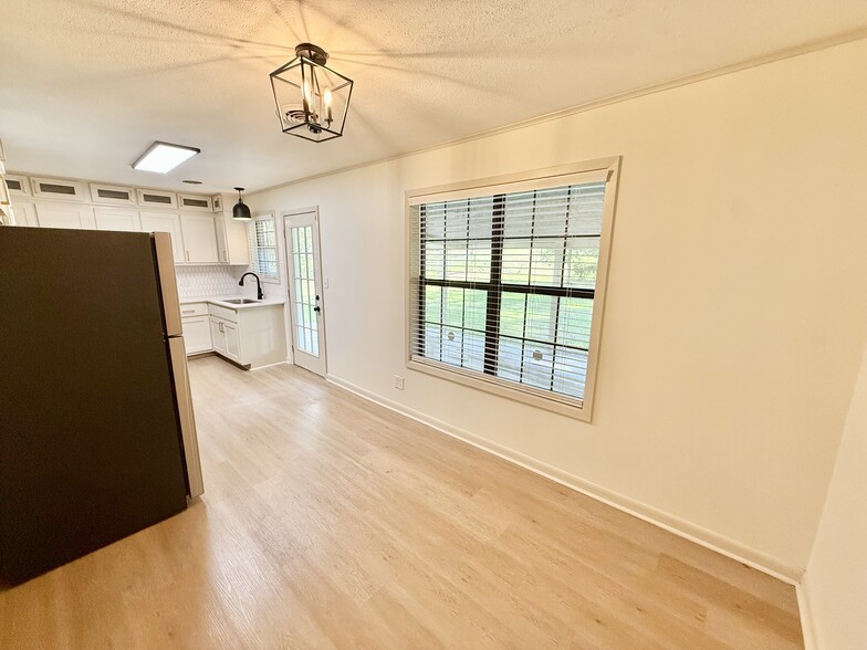 Dining - 246 Knight Dr