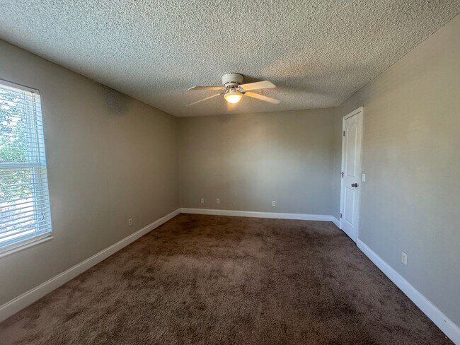 Building Photo - Spacious third floor unit located in the gated community of Venetian place