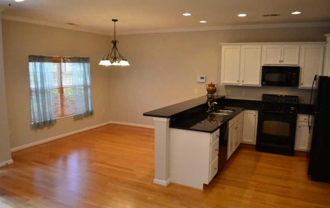 kitchen table area - 144 Lincoln St