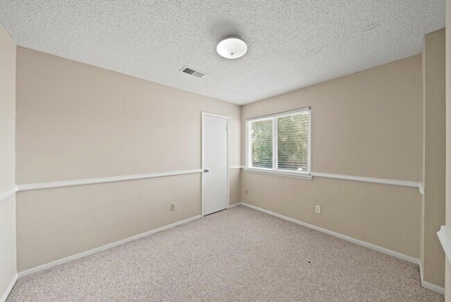 Building Photo - 3210 Pebble Lake Dr
