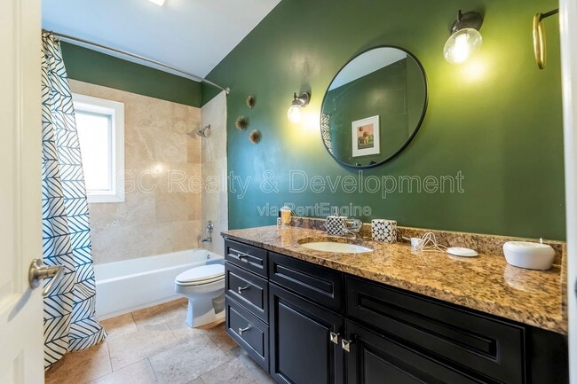 Building Photo - 852 N Damen Ave