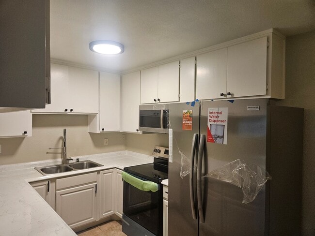 Building Photo - Beautiful 3 Bedroom 2 Bathroom Unit