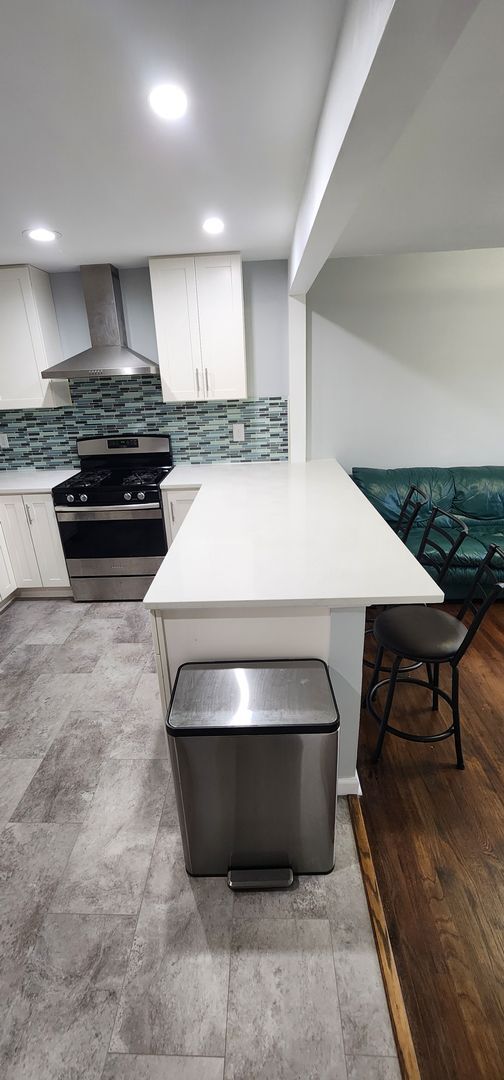 Building Photo - Luxury 3-Bedroom, 1-Bathroom House in Broo...