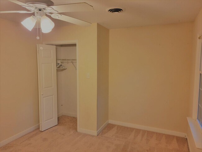 Building Photo - Huge 5 bedroom upgraded Colonial with larg...