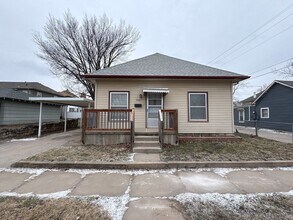 Building Photo - 3 Bed 1 Bath with Car Port