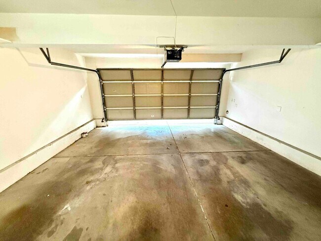Building Photo - Gated Community - Updated Harbor City Townhouse - 3 bed / 2.5 bath
