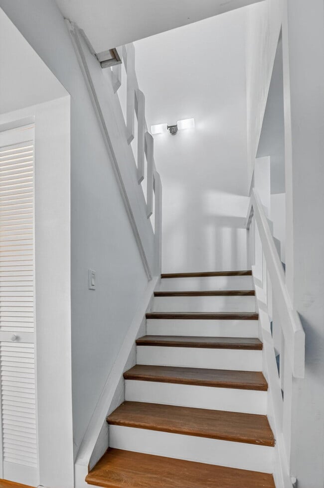 Building Photo - 1010 NE 8th Ave