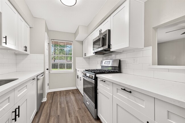 Building Photo - 3318 Kentwood Dr