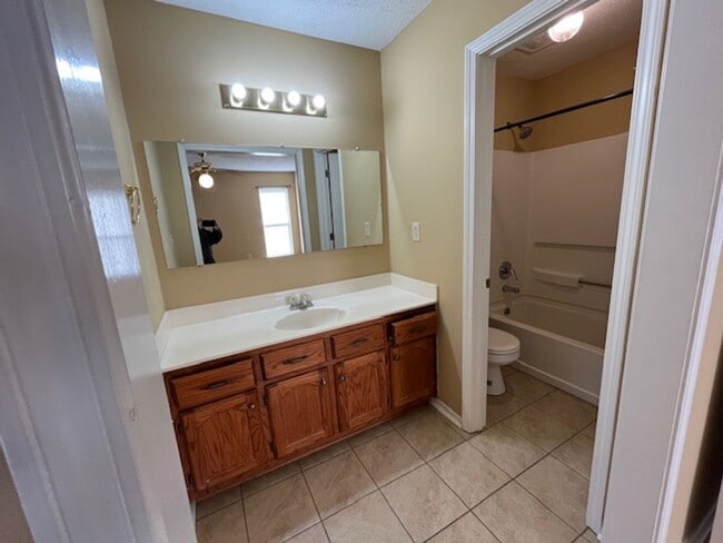 Building Photo - Renovated 3 Bedroom 2 Bath Home with 2 Car Garage for Rent!!