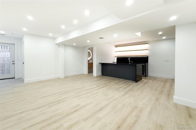 Building Photo - 121 Ponquogue Ave