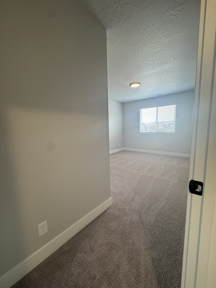 Building Photo - 3919 E Razor Dr