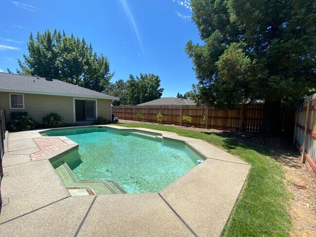 Building Photo - Beautiful Home with a Pool