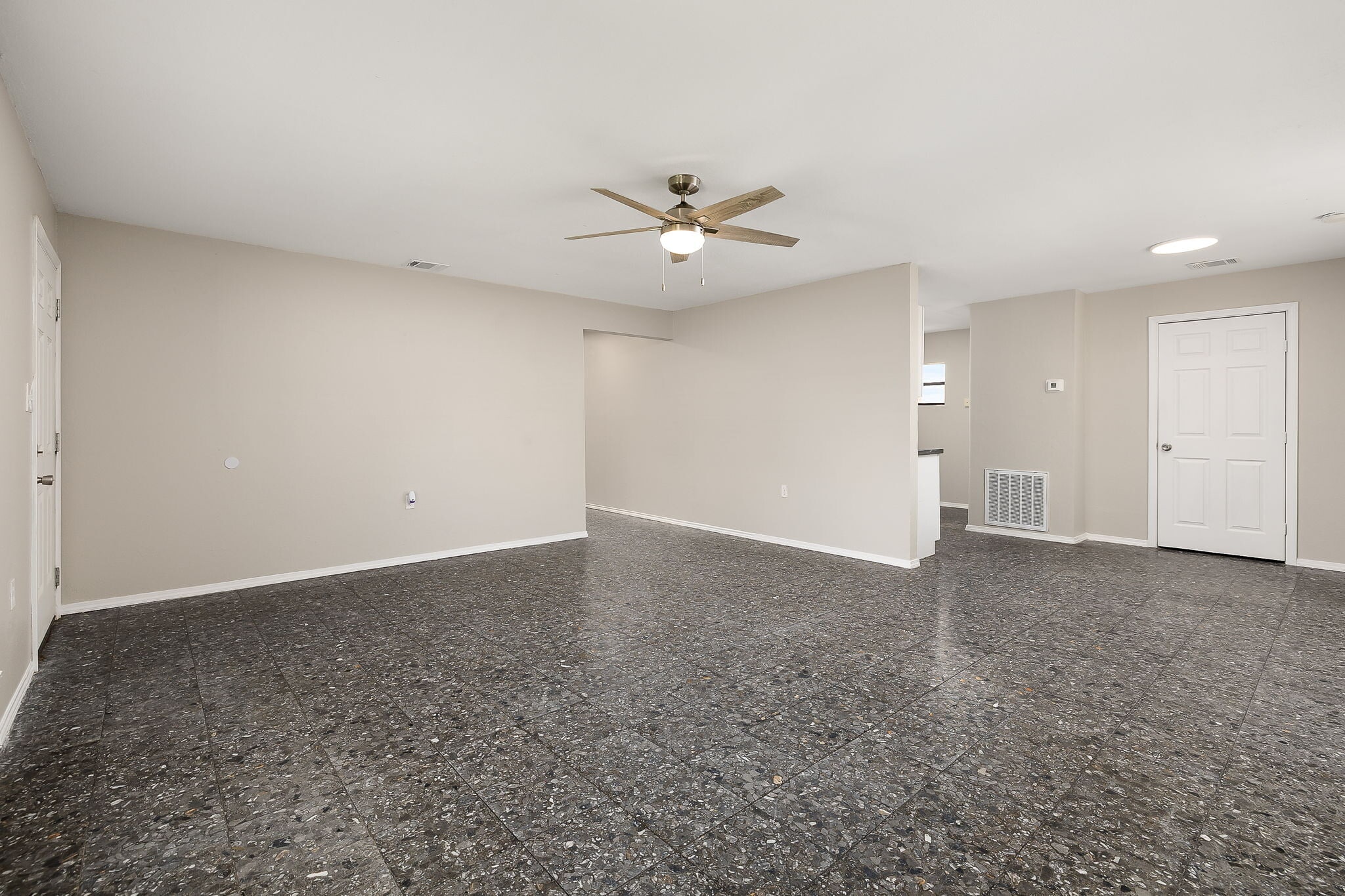 Building Photo - 5004 Oleander Dr