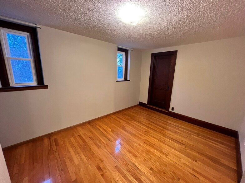 bonus room 1 - 5175 50th Ave