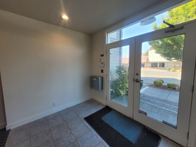 Building Photo - NEWLY Renovated Spacious 1 bedroom unit wi...