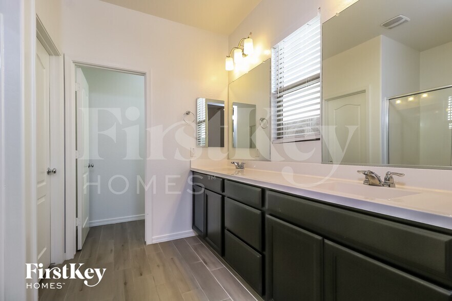 Building Photo - 19640 W Woodlands Ave