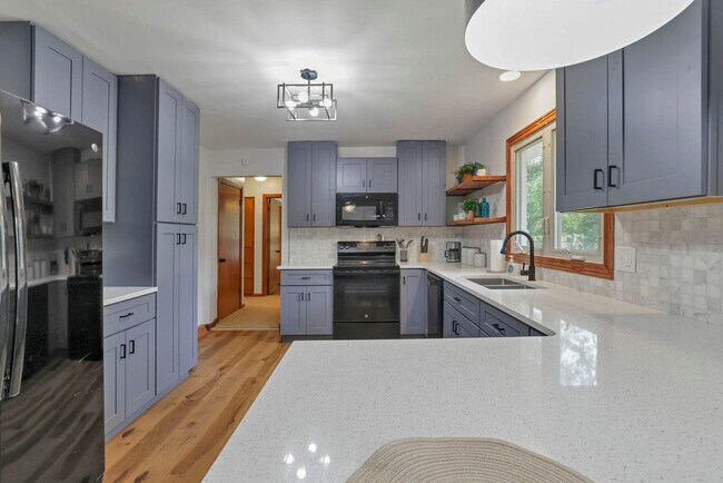 Building Photo - 3695 Montclair Dr