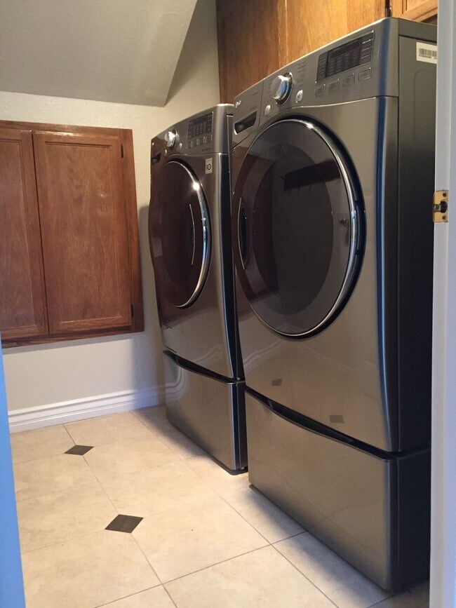 Building Photo - Gorgeous 3BR/2BA Two-Story Home with High ...