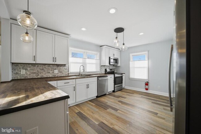 Building Photo - 405 Wegner Ave