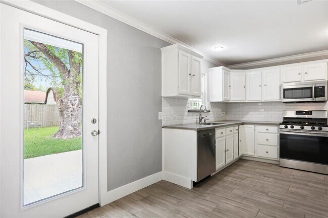 Building Photo - 2115 Linden Creek Ln