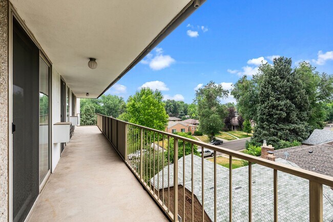 Building Photo - Updated 2-bedroom condo in Denver!