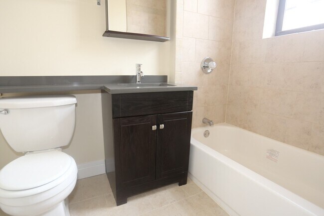 Building Photo - 4422 N Wolcott Ave