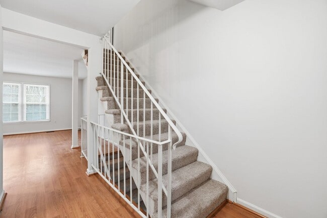 Building Photo - Welcome home to this charming three-level townhouse in the heart of Springfield!