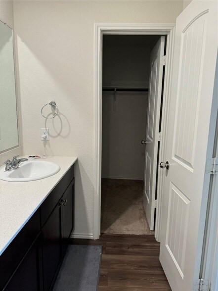 Building Photo - 652 Autumnwood Way